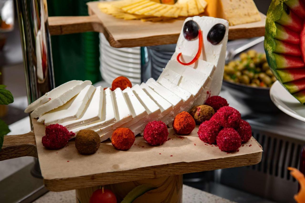 Park Inn By Radisson Makkah Aziziyah 메카 외부 사진 A cheese board with a cheese cat