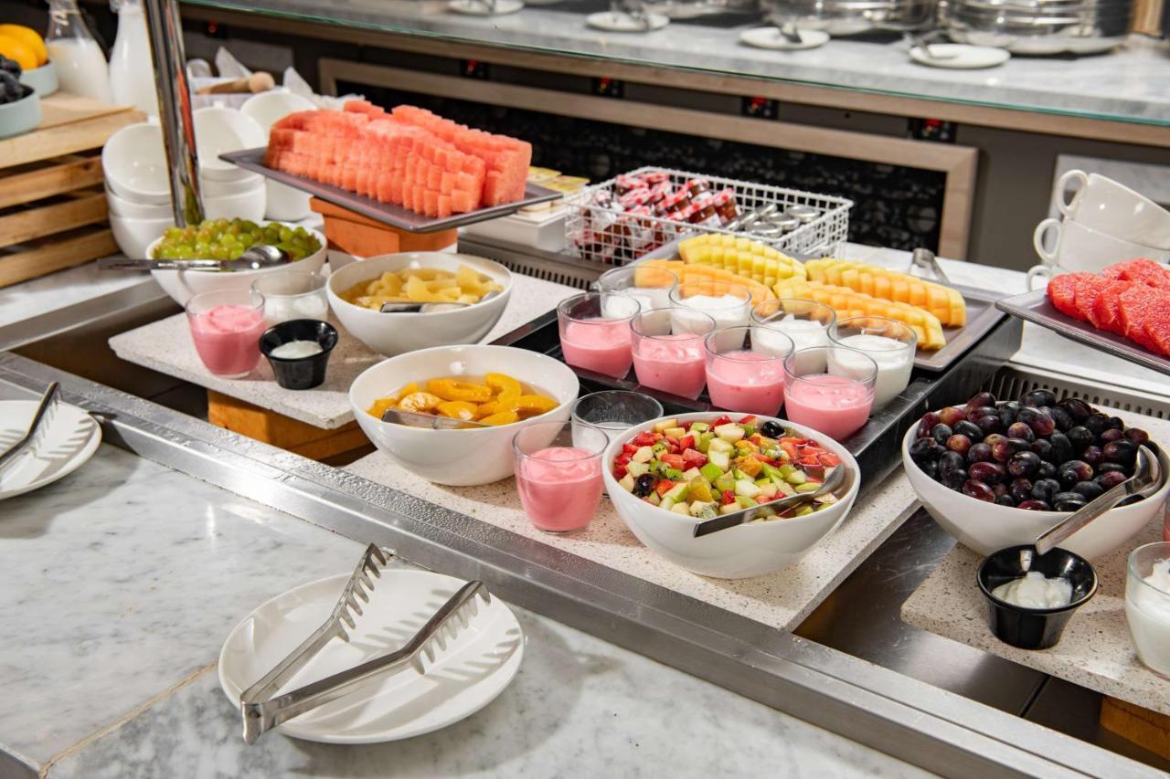 Park Inn By Radisson Makkah Aziziyah 메카 외부 사진 A buffet breakfast at a luxury hotel
