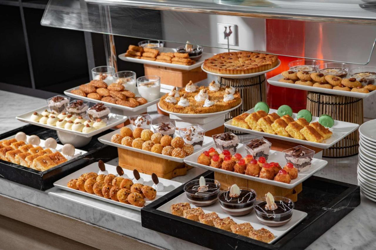Park Inn By Radisson Makkah Aziziyah 메카 외부 사진 A buffet at a luxury hotel