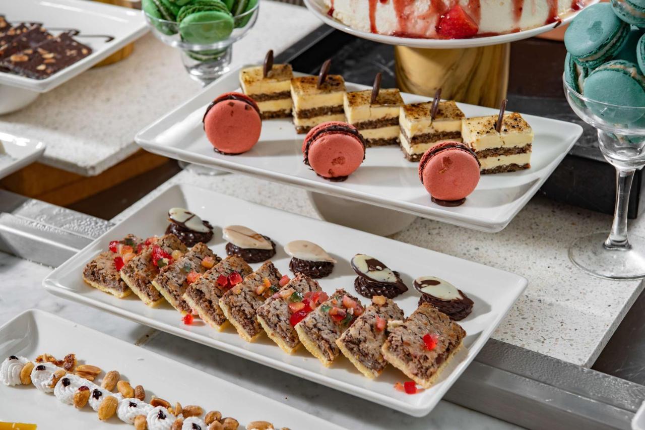 Park Inn By Radisson Makkah Aziziyah 메카 외부 사진 A selection of desserts