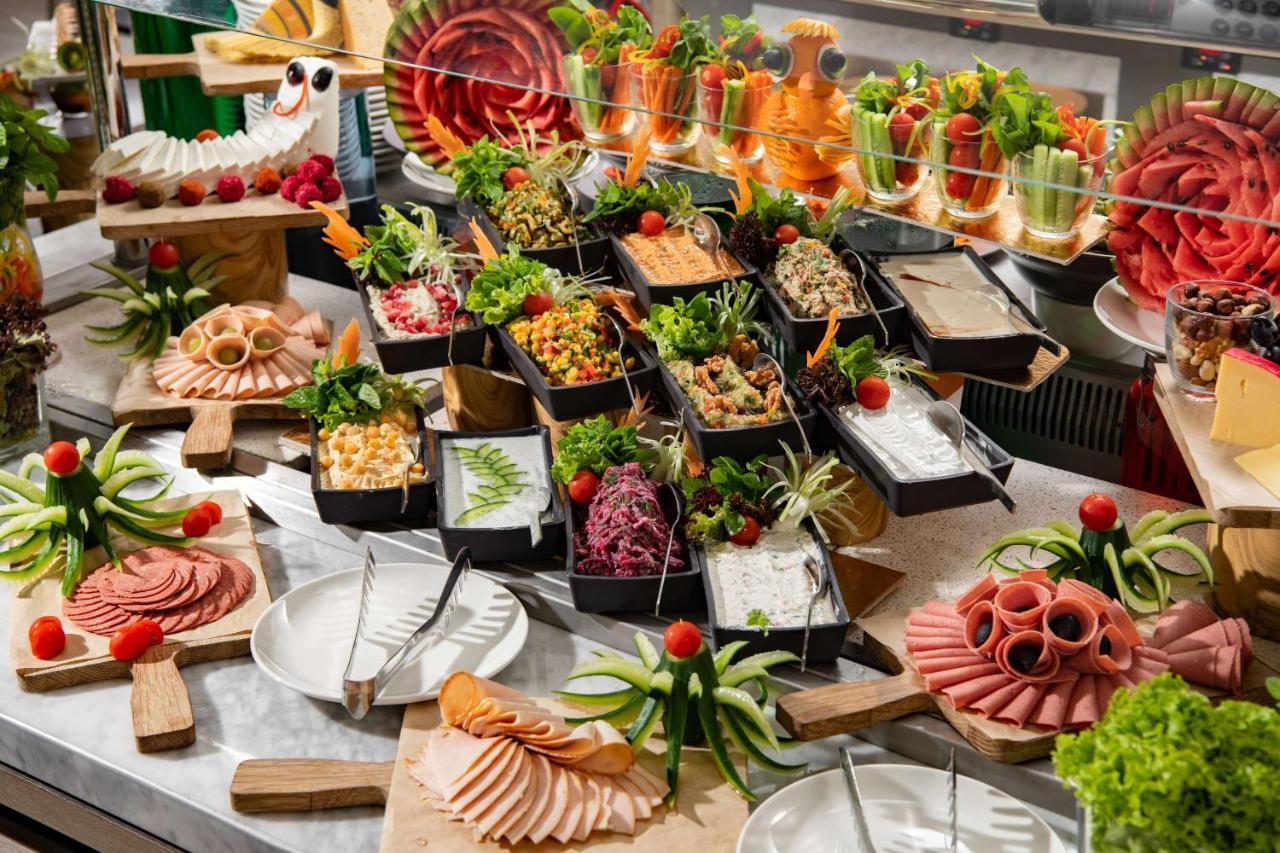 Park Inn By Radisson Makkah Aziziyah 메카 외부 사진 A buffet at a luxury hotel