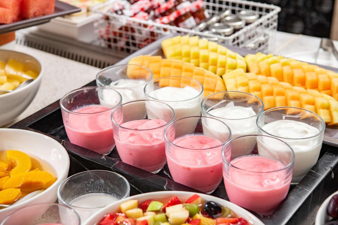 Park Inn By Radisson Makkah Aziziyah 메카 외부 사진 Yogurt and fruit at a buffet breakfast